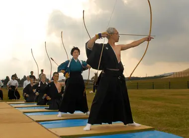 Des tireurs de Kyûdo, le tir à l'arc japonais. Des tireurs de Kyûdo, le tir à l'arc japonais.