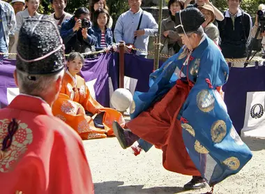 Le kemari ou football japonais. Le kemari ou football japonais.