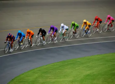 Des cyclistes s'affrontant au keirin.