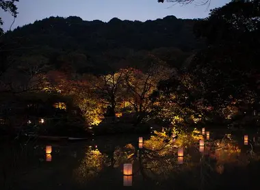 Les éclairages du Mifuneyama à l'heure de l'automne.