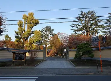 Le cimetière Yanaka à la tombée de la nuit.