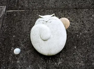 Un des chats de la rue des maneki neko à Tokoname.