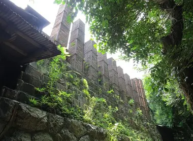 Des tourailles de poterie sur un chemin de Tokoname. Des tourailles de poterie sur un chemin de Tokoname.