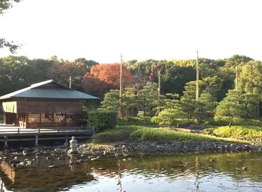 La maison de thé au centre du jardin et son plan d'eau