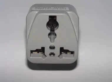 Un adaptateur de prises de courant Un adaptateur de prises de courant