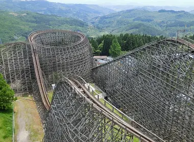 Les montagnes russes en bois de Kijima Kôgen Park
