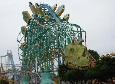 Le Mitsui Greenland et son attraction en forme de dinosaure