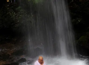 Un pratiquant de l'ascèse de la cascade