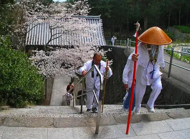Des pèlerins à l'entrée d'un temple. Des pèlerins à l'entrée d'un temple.