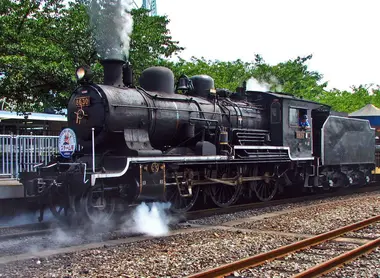 Train à vapeur prêt au départ sur la ligne du musée.