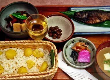 Plateau repas avec riz aux châtaignes