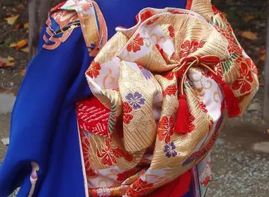 Fillette de 7 ans portant le kimono et l'obi