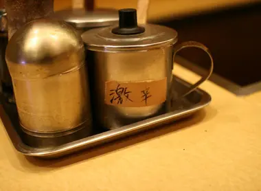 N'ouvrez pas sans avoir lu : il est écrit "violemment épicé" !