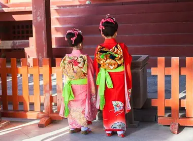 Petites filles au sanctuaire pour leur fête des 3 et 7 ans.