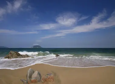 La plage Katsuma récompense les efforts de la journée et offre une belle vue sur les îles environnantes. La plage Katsuma récompense les efforts de la journée et offre une belle vue sur les îles environnantes.