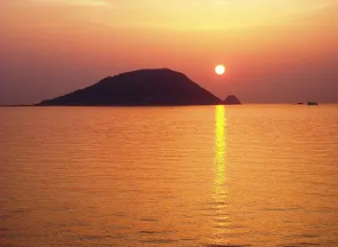 Admirez un beau coucher de soleil depuis la plage de Katsuma. Admirez un beau coucher de soleil depuis la plage de Katsuma.