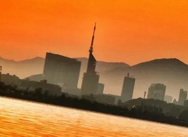 La Fukuoka Tower dans les couleurs de l'aube. La Fukuoka Tower dans les couleurs de l'aube.