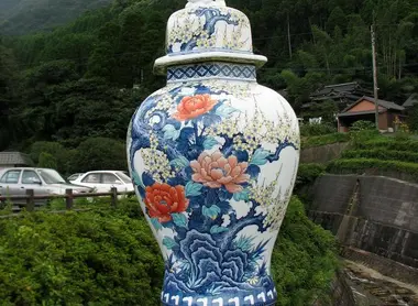 Un vase en porcelaine sur le pont d'Okawachiyama