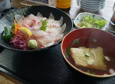 Du poisson bien frais dans un restaurant de Hirado