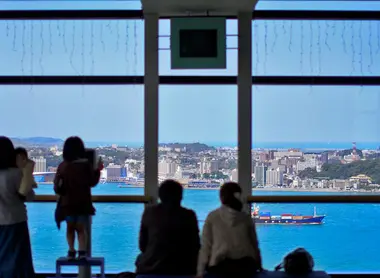 Depuis la terrasse panoramique au 31e étage du Mojikoretro Tenbôshitsu