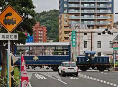 Le train touristique Torokko Shiokaze Gô dans les rues de Moji-kô