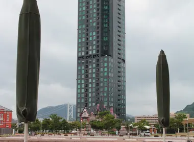 La tour Mojikôretro Tenbôshitsu dominant le port et la ville