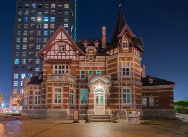 La très belle bibliothèque à l'occidentale de Moji-kô