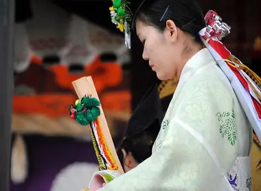 Celebración de la fiesta de la cosecha en un santuario de Kyoto.