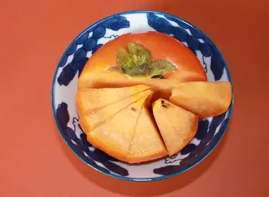 Le kaki découpé et prêt à être dégusté !