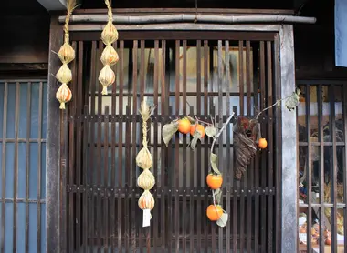 Des kakis en décoration et en cours de séchage