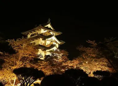 Illuminations des feuillages d'automne la nuit au parc de Hirosaki