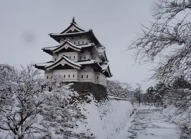 Le château de Hirosaki recouvert d'un manteau de neige