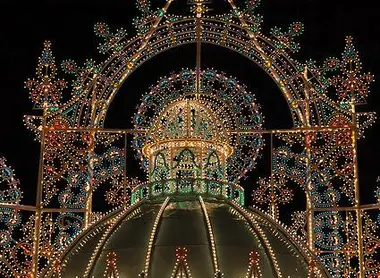 L'installation donne l'impression d'une véritable cathédrale illuminée