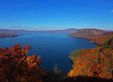 Le lac Towada en automne Le lac Towada en automne