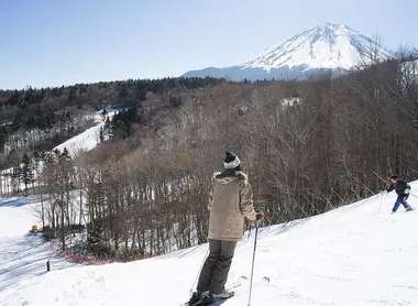 Le complexe de ski de Fujiten offre une vue de choix sur le Mont Fuji Le complexe de ski de Fujiten offre une vue de choix sur le Mont Fuji