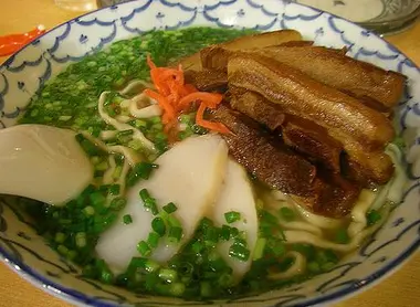 Des Okinawa soba (nouilles d'Okinawa à la farine de blé)