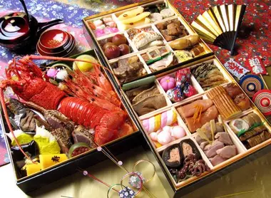 Exemple de jûbako, la boîte à étages comprenant tous les plats de la cuisine du Nouvel An Exemple de jûbako, la boîte à étages comprenant tous les plats de la cuisine du Nouvel An