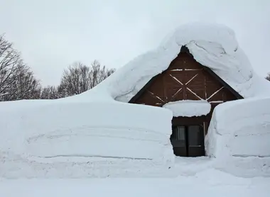 L'enneigement toujours conséquent sur le mont Hakkôda comme ici à la station de bus.