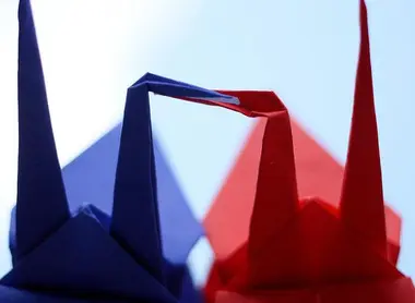 Deux grues en papier plié (origami)