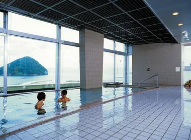 Dans le onsen Yûsa, avec la vue sur la baie d'Asamushi Dans le onsen Yûsa, avec la vue sur la baie d'Asamushi