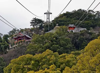 En arrivant au temple Senkô-ji en téléphérique