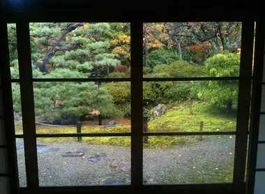 Vue sur le jardin du musée Chidô
