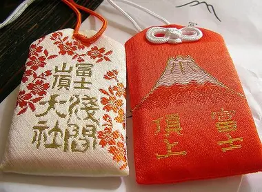 Omamori, in Tempeln und Schreinen verkaufte Glücksbringer Omamori, in Tempeln und Schreinen verkaufte Glücksbringer