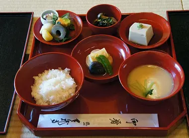 Un plateau "ozen" de shôjin ryôri, la cuisine des moines bouddhistes.