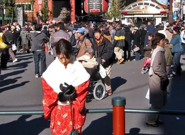 Une femme en kimono devant le temple Senso-ji à Asakusa (Tokyo) pour les voeux du 1er janvier
