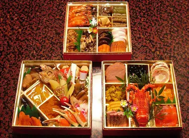 Jûbako, la boîte repas à trois étages pour déguster osechi ryôri, le repas spécial du 1er janvier Jûbako, la boîte repas à trois étages pour déguster osechi ryôri, le repas spécial du 1er janvier