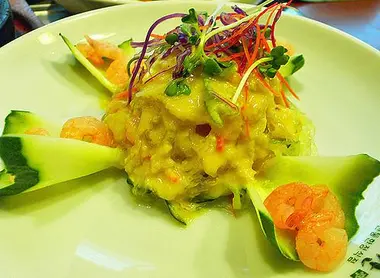 Un plat de la Kyûtei-ryôri, la cuisine ancestrale d'Okinawa Un plat de la Kyûtei-ryôri, la cuisine ancestrale d'Okinawa