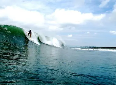 Un surfeur sur la côte Pacifique de la préfecture de Chiba