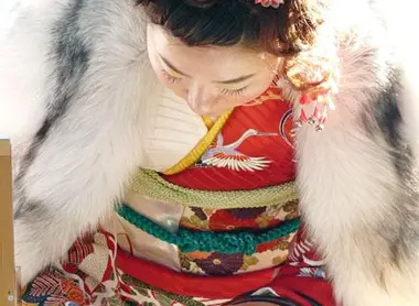 Le châle blanc, souvent en fourrure, surmonte la tenue traditionnelle des jeunes femmes