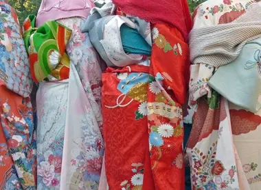 Le nœud des obi, ceinture nouant le kimono, se décline en fonction des nouvelles tendances Le nœud des obi, ceinture nouant le kimono, se décline en fonction des nouvelles tendances